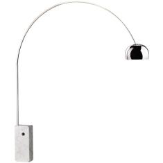 Arco lampada da terra di Flos - design Achille Castiglioni