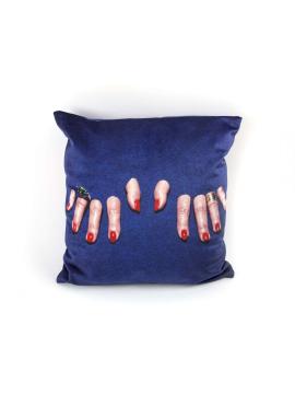 Fingers Cushions toiletpaper cuscino di Seletti in poliestere