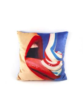 Toothpaste Cushions toiletpaper cuscino di Seletti in poliestere