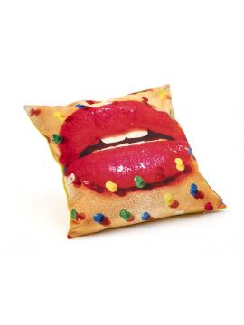 Mouth with pins Cushions toiletpaper cuscino di Seletti in poliestere